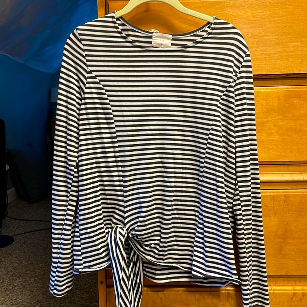 T. La long sleeve stripped tee with tie